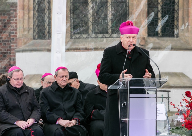 Od lewej: bp Georg Bätzing, abp Tadeusz Wojda SAC, abp Józef Kupny Centralne obchody 60. rocznicy listów biskupów polskich i niemieckich 