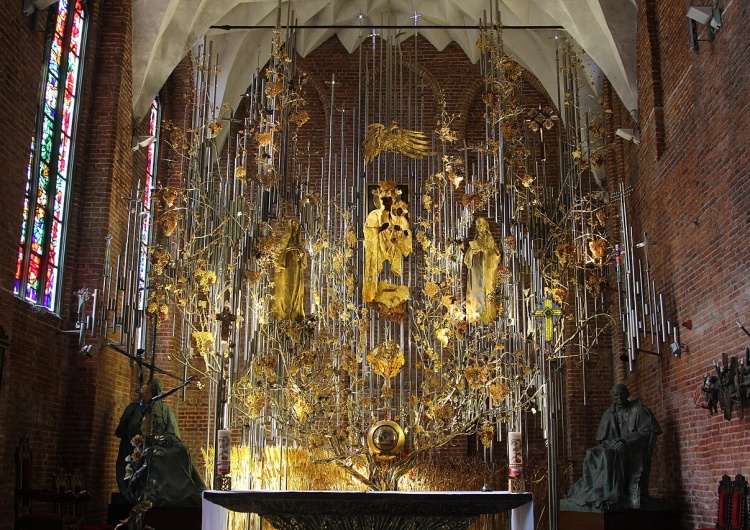 Bursztynowy Ołtarz Ojczyzny Upamiętnijmy ofiary ludobójstwa na Wołyniu i Męczeństwa Wsi Polskiej w Bursztynowym Ołtarzu Ojczyzny