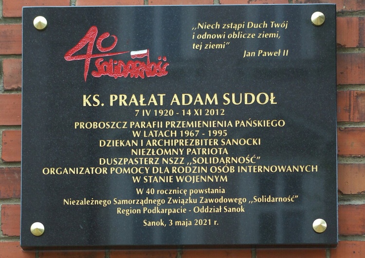 Tablica upamiętniająca śp. ks. Prałata Adama Sudoła w Sanoku Solidarność pamięta o swoim duszpasterzu. Rocznica śmierci ks. prałata Adama Sudoła