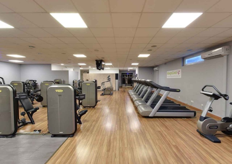 Siłownia (zdj. ilustracyjne) Mężczyzna uznający się za kobietę oskarżył o dyskryminację siłownię tylko dla kobiet