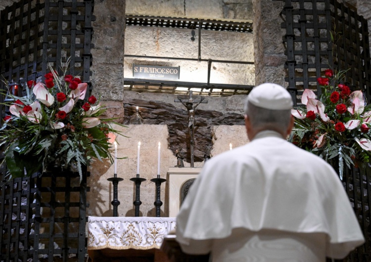 Leon XIV przed grobem św. Franciszka 