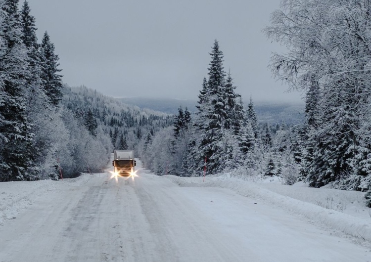 śnieg W piątek w Polskę uderzy potężna śnieżyca. Śnieg będzie padał wiele godzin