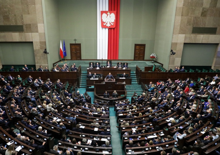 Obrady Sejmu RP KO na czele, Konfederacja w górę, 5 partii w Sejmie. Zobacz najnowszy sondaż