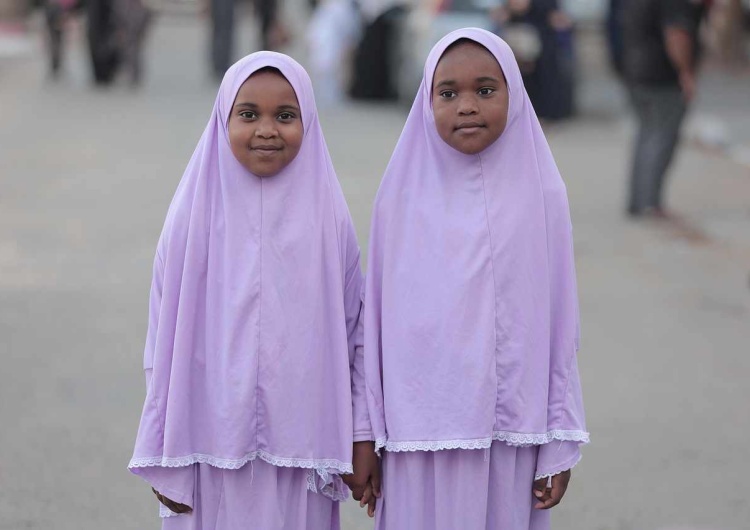 Dzieci w islamskich chustach (zdj. ilustracyjne) Austria chce wprowadzić zakaz w szkołach. Dotyczyć będzie muzułmańskich uczennic
