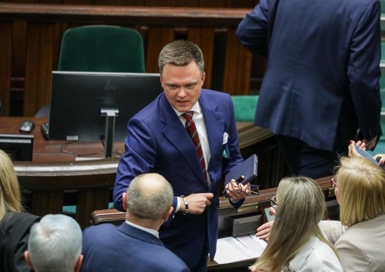 Szymon Hołownia na sali obrad Sejmu Zmiany w Polsce 2050. Jest kandydatura na przewodniczącą partii