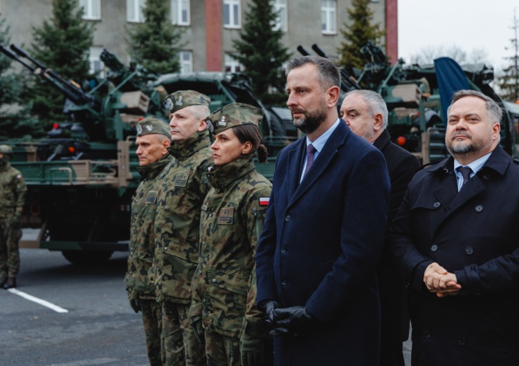 Wicepremier, minister obrony narodowej Władysław Kosiniak-Kamysz, dowódca Garnizonu Bytom - ppłk Magdalena Błaszczak, gen. bryg. Sławomir Kojło, podsekretarz stanu w Ministerstwie Aktywów Państwowych Konrad Gołota i płk Mariusz Czeczko  „To będzie jeden z największych programów w Europie”. Szef MON o nowej obronie przeciwdronowej