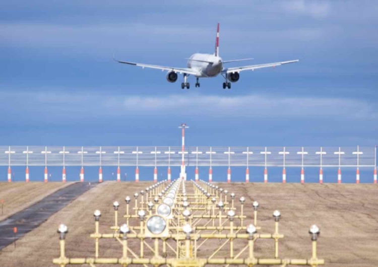 Zdjęcie ilustracyjne Drony nad lotniskiem i bazą wojskową. Wstrzymano ruch na dwie godziny