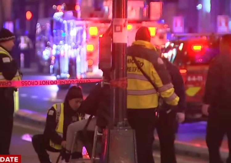 Jeden nastolatek zabity, a ośmioro rannych w dwóch strzelaninach w Chicago Strzelaniny w Chicago podczas uroczystości zapalenia miejskiej choinki. Są ofiary