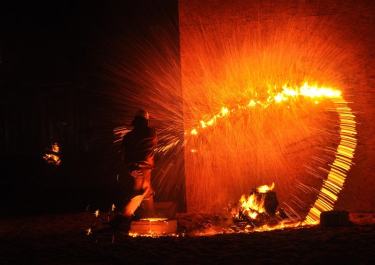 Wytapianie metalu w hucie Polska stal na krawędzi upadku