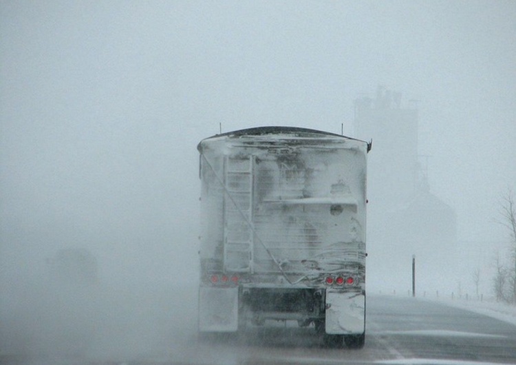 ciężarówka Niebezpieczny incydent na A4. Bryła lodu z ciężarówki spadła tuż przed radiowozem
