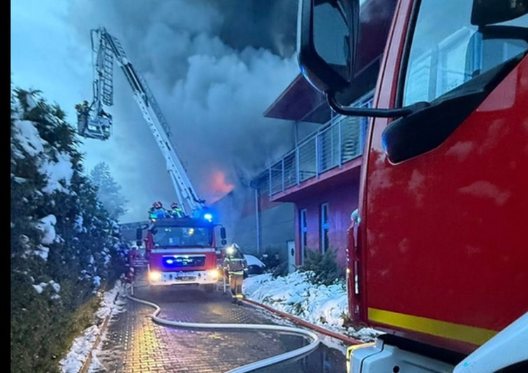 Skawina Płonie hala pod Krakowem. Gigantyczny słup dymu nad miastem