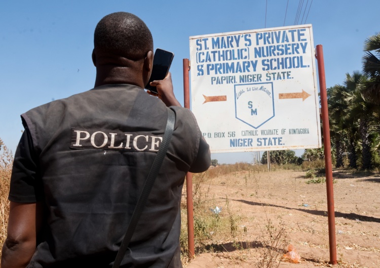 Szyld katolickiej szkoły NMP, z której w piątek uprowadzono 315 uczniów „Ohydna zbrodnia”. Muzułmańska Rada Starszych potępia porwanie kilkuset chrześcijan ze szkoły w Nigerii