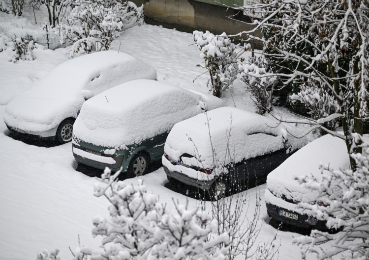 Ośnieżone samochody, zdjęcie poglądowe Ważny komunikat dla kierowców. Za to zaniedbanie możesz dostać nawet 3000 zł mandatu