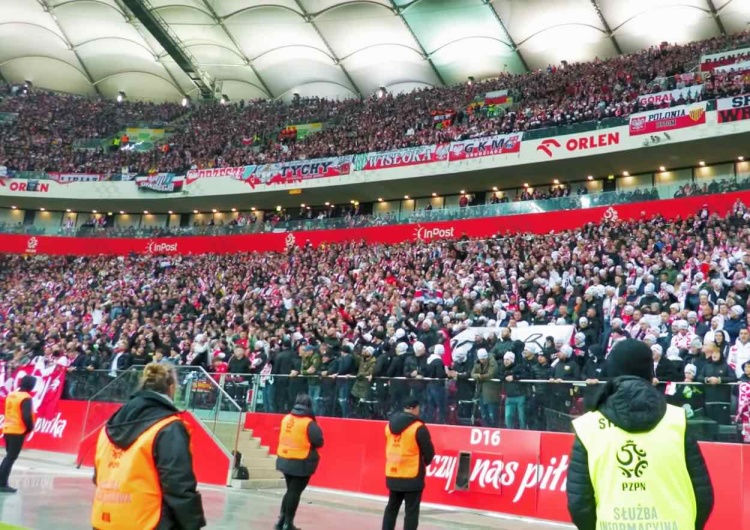 Kibice podczas meczu Polska – Holandia FIFA ukarała PZPN za mecz z Holandią
