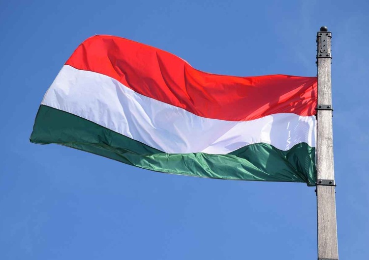 Flaga Węgier Zaskakujące zmiana w sondażach Politico na Węgrzech. Oskarżenia o 