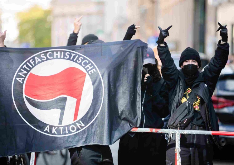Antifa w Berlinie (zdj. ilustracyjne) W Niemczech rozpoczął się proces członków Antify.  Atakowali ludzi młotkami