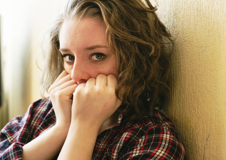 Przestraszona kobieta. Ilustracja poglądowa