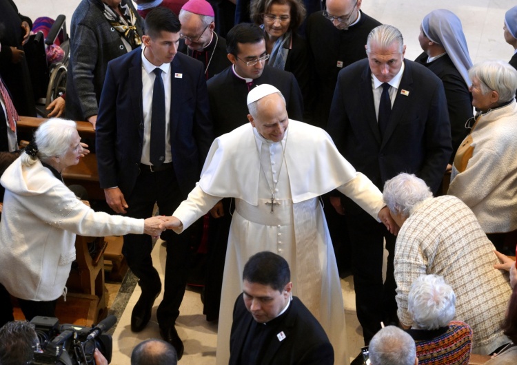 Leon XIV w kaplicy domu Małych Sióstr Ubogich