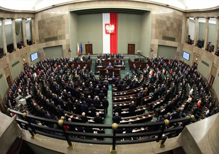 Posłowie na sali sejmowej