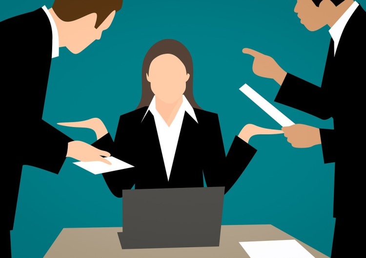 Dwie postaci w sklepie i sklepikarka