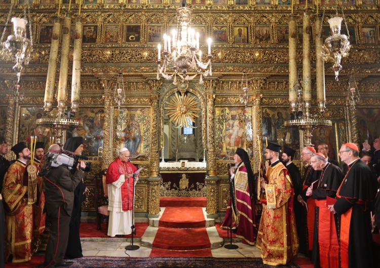 Leon XIV i Bartłomiej I w czasie doksologii w katedrze św. Jerzego w Stambule 