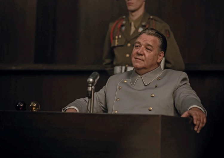 Mężczyzna siedzący w ławie