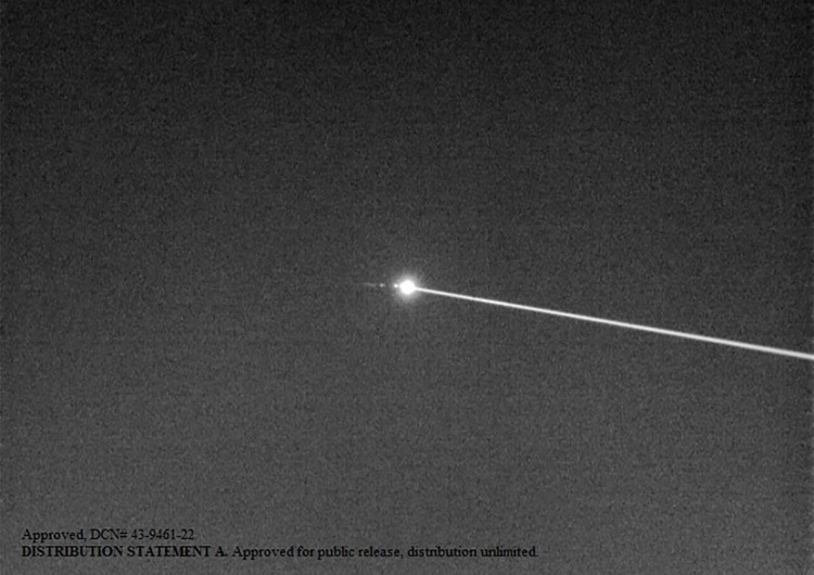 Dron trafiony promieniem systemu laserowego wysokiej mocy