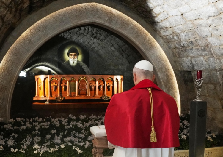 Leon XIV przy grobie św. Charbela