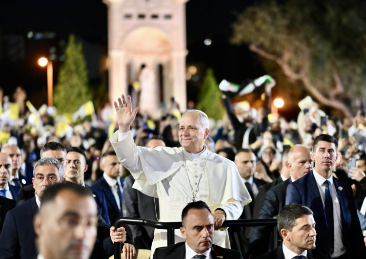 Leon XIV w czasie spotkania w młodzieżą w Libanie