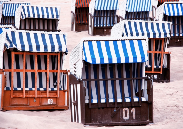 Zamknięte budki na plaży