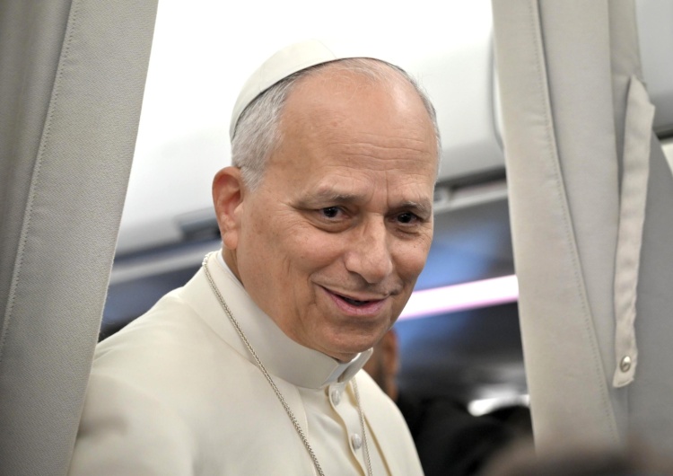 Leon XIV w samolocie do Rzymu