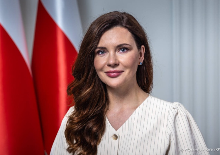 Kobieta w białym ubraniu z polską flagą w tle