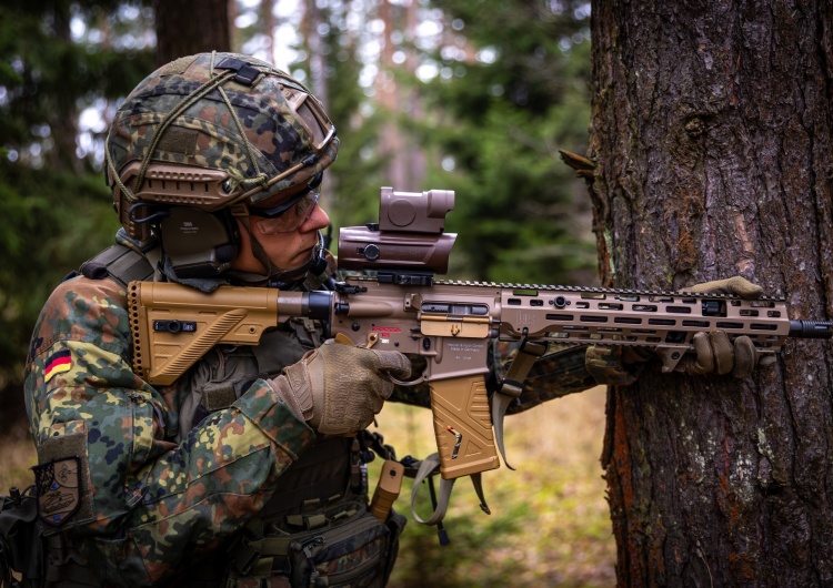 Żołnierz Bundeswehry w czasie manewrów