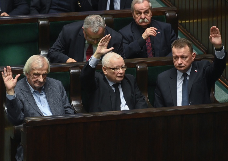 Politycy PiS (Jarosław Kaczyński w środku) na sali sejmowej podczas obrad Sejmu