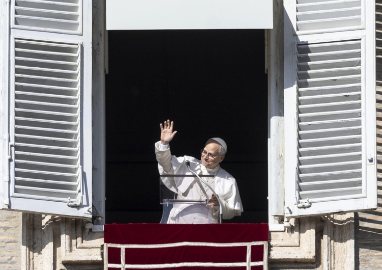 Leon XIV w oknie Pałacu Apostolskiego 