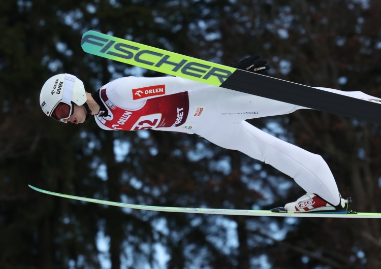 Kacper Tomasiak podczas zawodów Pucharu Świata w skokach narciarskich