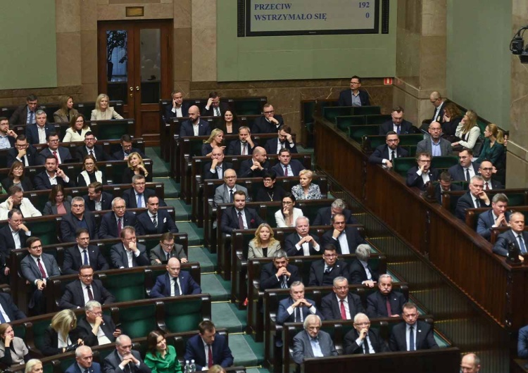 Posłowie na sali obrad Sejmu w Warszawie
