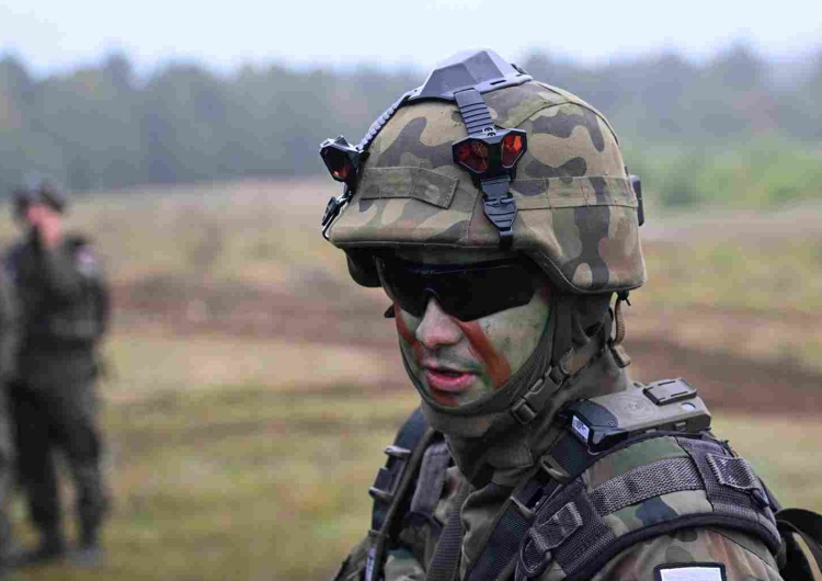 Żołnierz w dotychczasowym typie kamuflażu munduru polowego