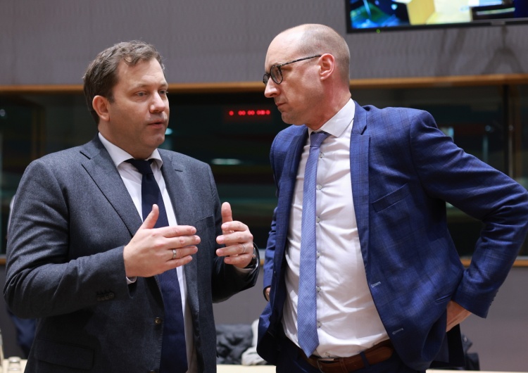 Belgijski minister finansów Vincent Van Peteghem (P) i niemiecki Lars Klingbeil (L) na rozpoczęciu Rady Ministrów Finansów Eurogrupy w Brukseli