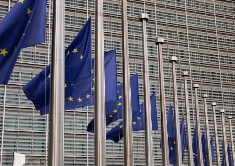 Flagi przed budynkiem Komisji Europejskiej