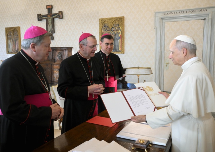 Od lewej: abp Józef Kupny, abp Tadeusz Wojda SAC, bp Marek Marczak, papież Leon XIV