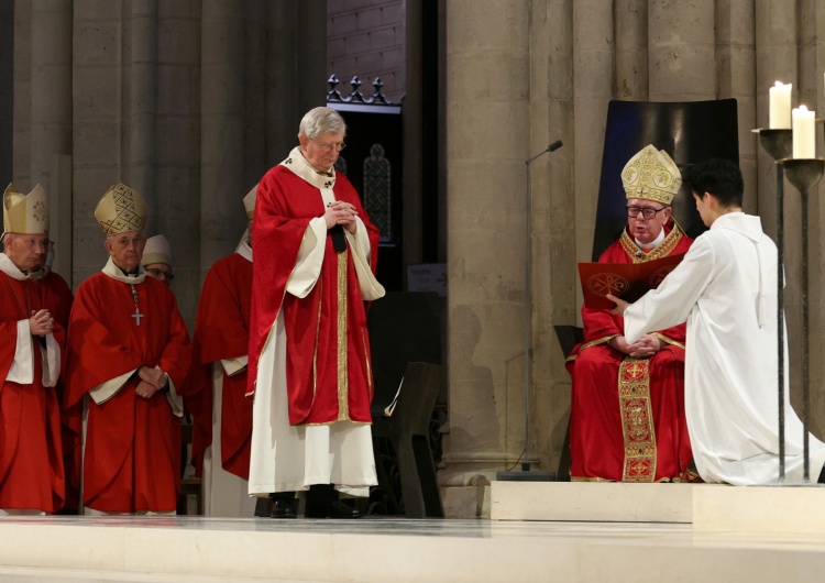 Msza beatyfikacyjna w katedrze Notre-Dame. Od lewej: arcybiskup Paryża Laurent Ulrich, kard. Jean-Claude Hollerich