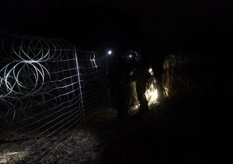 Nocna służba na granicy Grupa około stu imigrantów zatrzymana na granicy. Białoruskie służby zmuszały ich do rzucania kamieniami w Polaków [VIDEO]
