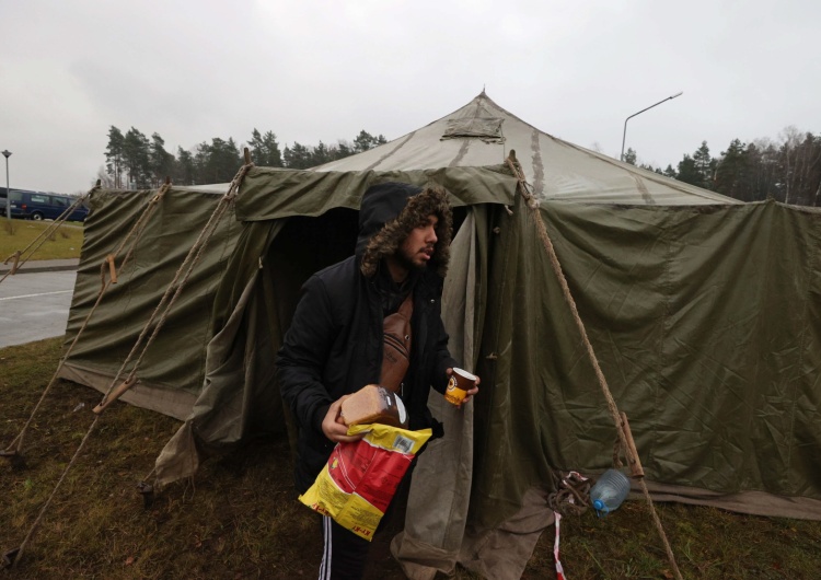 Obóz dla imigrantów na Białorusi przy granicy z Polską Kebab, sklepik, kantor. W białoruskim obozie dla imigrantów brakuje chyba tylko kina