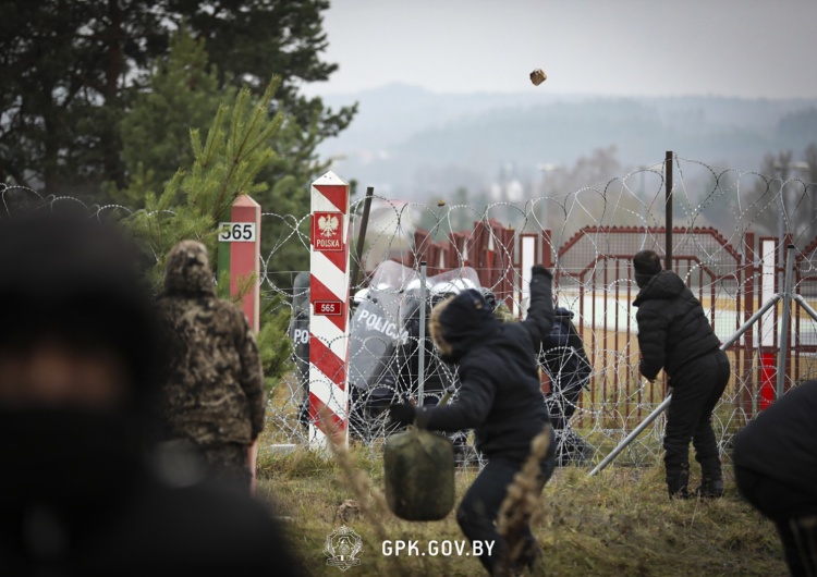 Ataki migrantów na polskie służby „Pręty. Noże. Dźganie