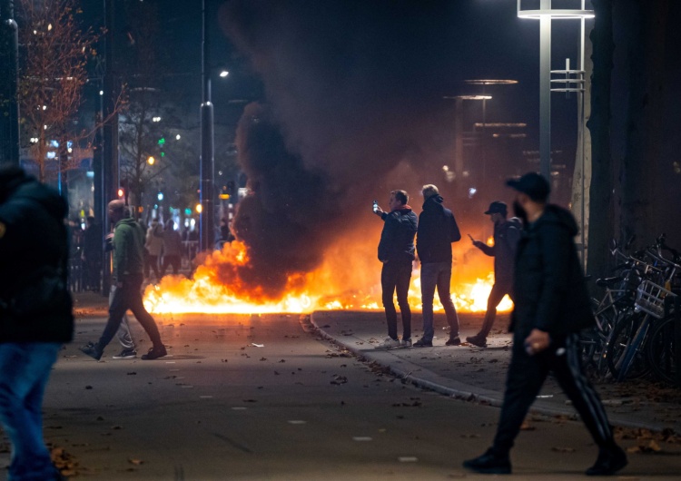 Holandia: Policja strzelała do demonstrantów. Siedem osób rannych