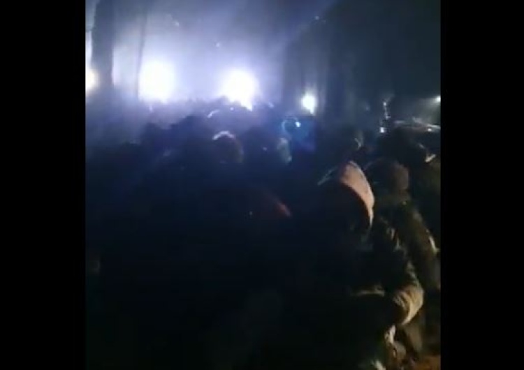  [video] Gorąca noc na granicy. 70 osób wdarło się na terytorium RP po agresywnym szturmie
