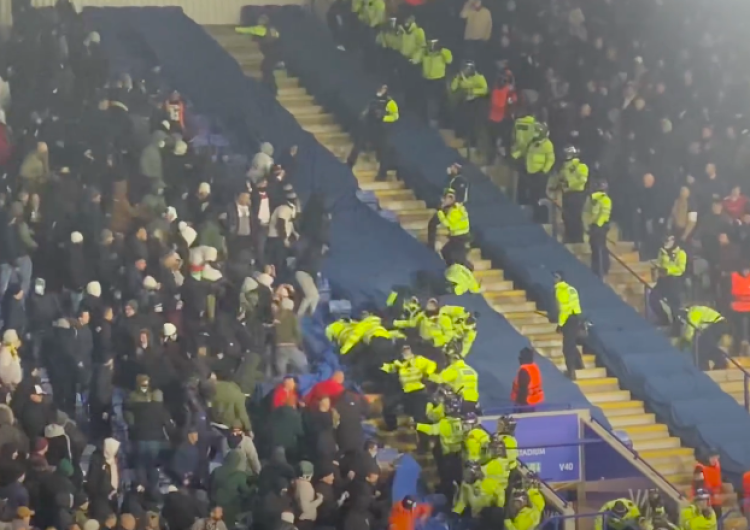  Kibice Legii starli się z policją na stadionie w Leicester. 12 funkcjonariuszy zostało rannych [WIDEO]