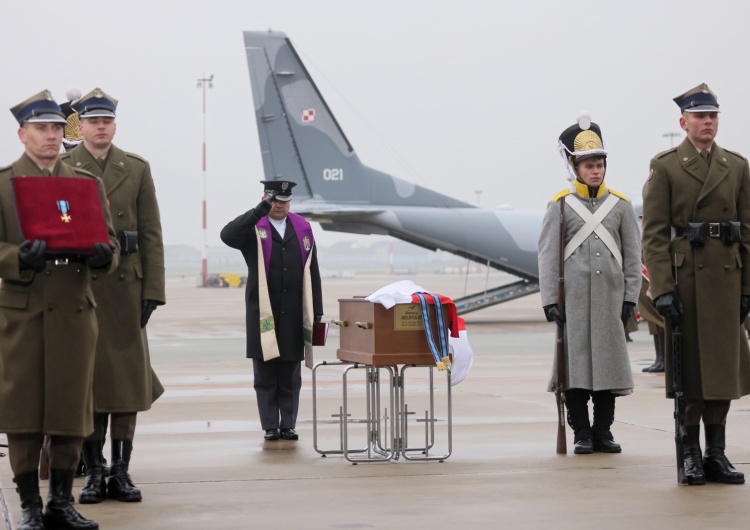  Trumna ze szczątkami Maurycego Mochnackiego powitana z honorami w asyście wojskowej w Warszawie