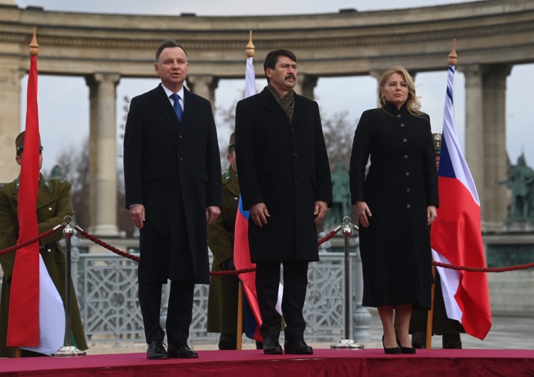 Prezydenci Polski, Słowacji i Węgier: Andrzej Duda, Zuzana Caputova i Janos Ader Polska i kraje bałtyckie mają wsparcie państw V4 w walce z naporem imigrantów na granicy z Białorusią
